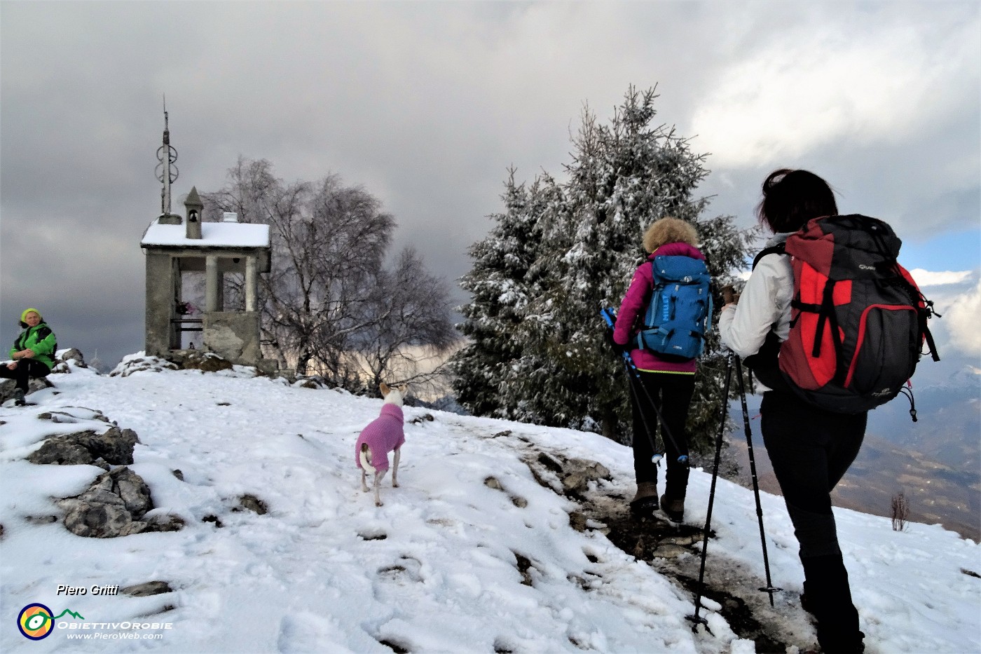 40 Alla cappelletta di vetta del Monte Poieto (1360 m).JPG